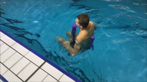 Apprendre le surplace: une habileté aquatique fondamentale