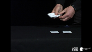 Superposer cinq cartes avec un seul doigt
