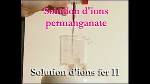 Réaction entre une solution d'ions permanganate et une solution d'ions Fe2+